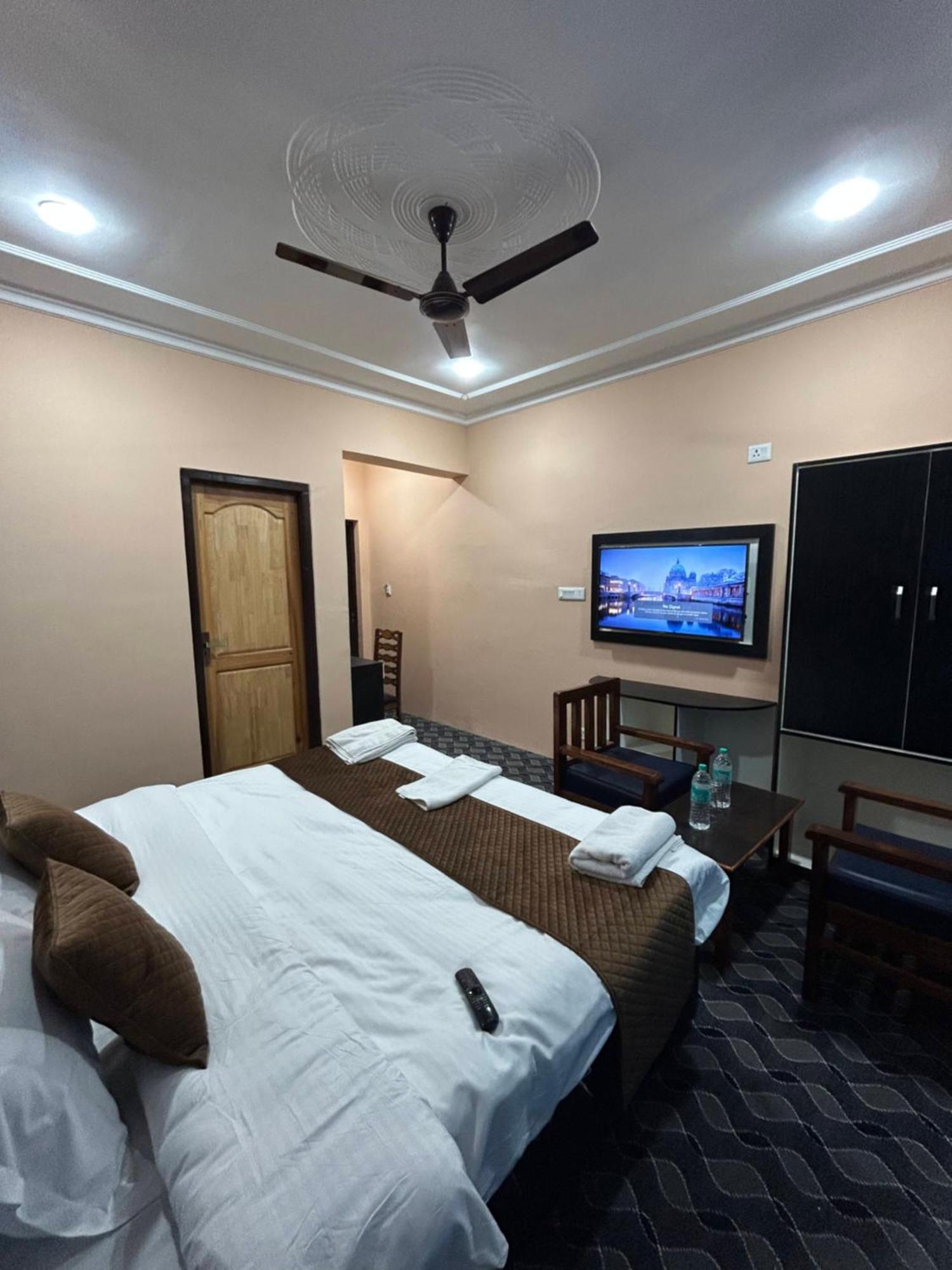 Fair Mount, Airport Road, Humhama Srinagar Hotel Стая снимка